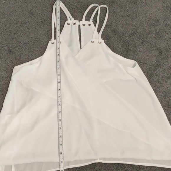 NWOT - White Twist Front Top - Picture 4 of 4